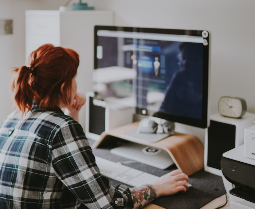 Person vor einem Computerbildschirm